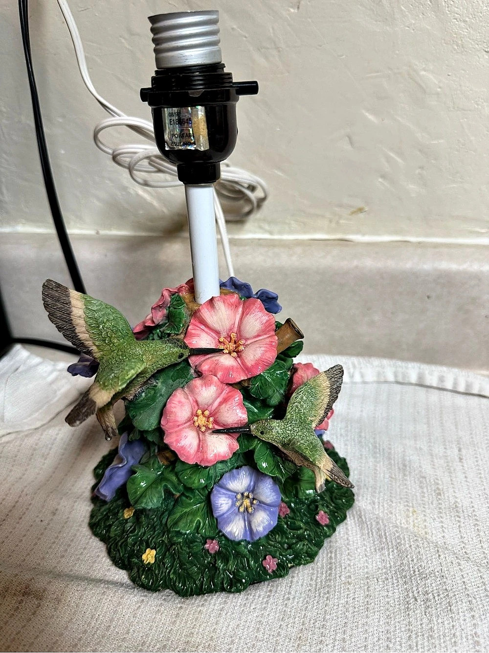 Floral Hummingbird Lamp Green & Pink vintage resin. Rare works light flowers